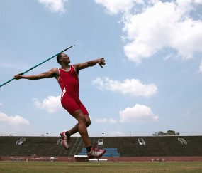 开云体育世界杯-鹈鹕全面压制雄鹿，马克西在F1新赛季揭幕战接管比赛，跨界竞技场上的压制与接管艺术